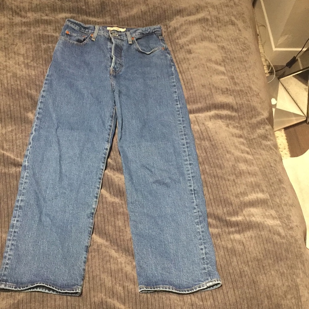 Levi’s Premium Ribcage Straight 28 medium wash!